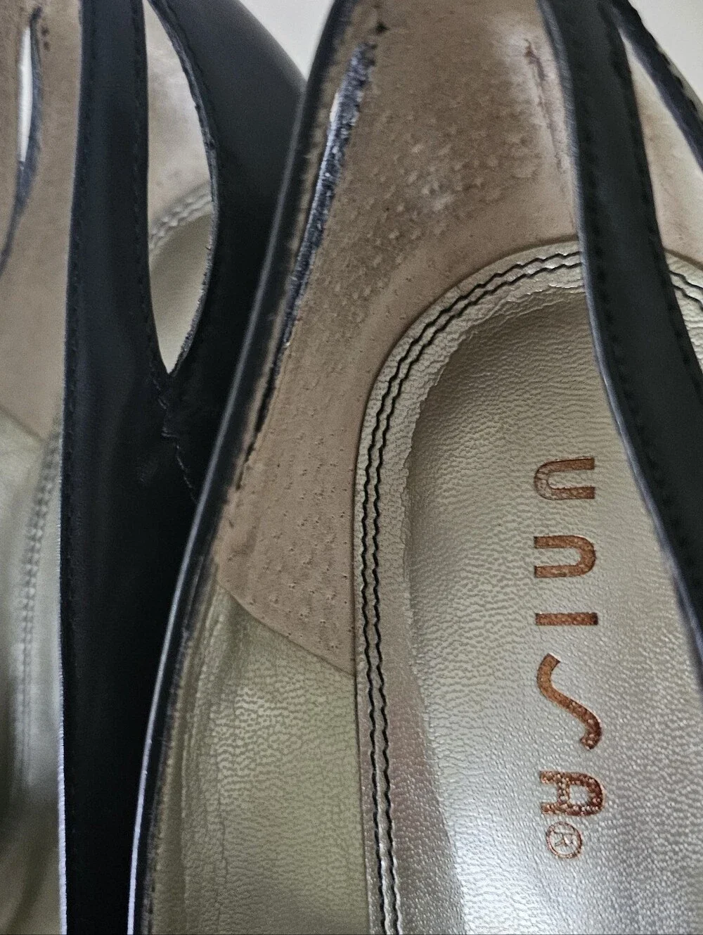 UNISA Black Leather Pointed Toe Mid Heel Pumps 9 1/2